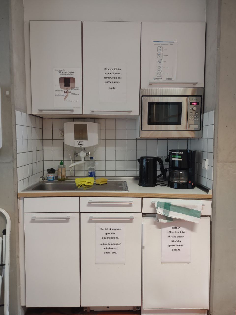 Ein Foto der Küche in aufgeräumten Zustand